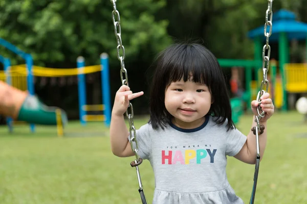 Asiatisches Kind auf Schaukel — Stockfoto