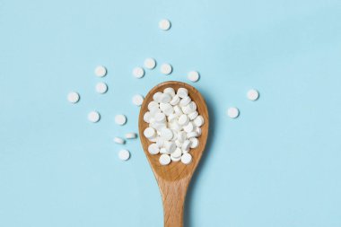 Beyaz tahta kaşık haplarla