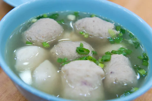 Суп из рыбных и мясных шариков — стоковое фото