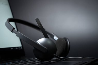 bir dizüstü bilgisayarda kulaklık