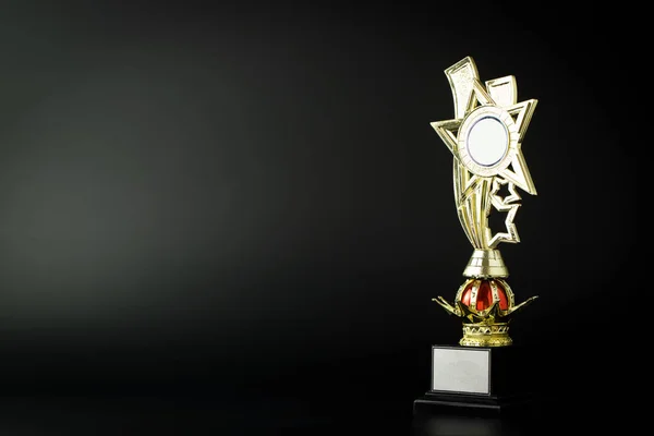 Gold trophy on black — Stock Photo, Image