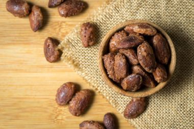 Şeker kaplı kızarmış badem