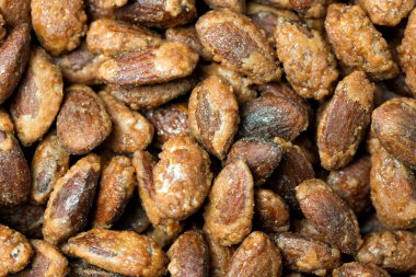 Şeker kaplı kızarmış badem