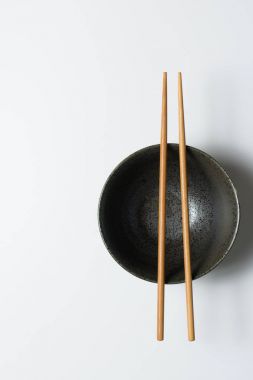 yemek çubukları ile boş kase