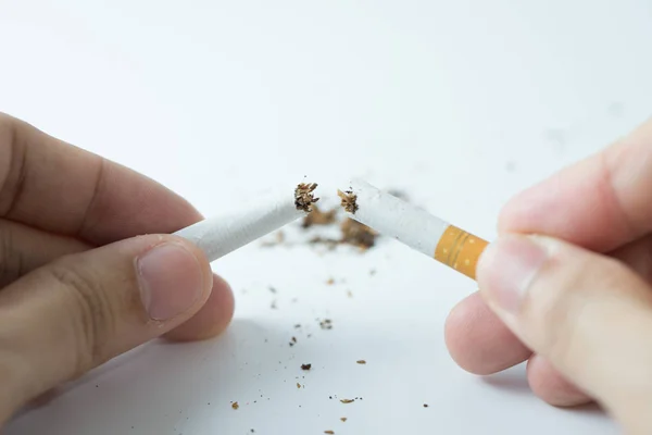 Pare de fumar conceito quebrando o cigarro — Fotografia de Stock