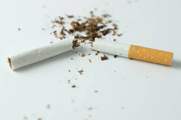 Stoppen met roken concept door het breken van de sigaret — Stockfoto