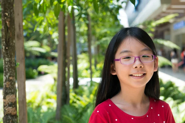 Mignon asiatique chinois fille avec des lunettes dans le parc — Photo