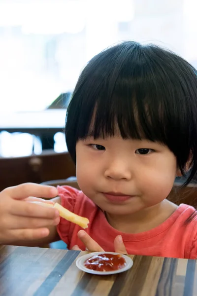 Kinder essen Pommes — Stockfoto