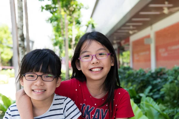 Dois criança irmã alegre — Fotografia de Stock