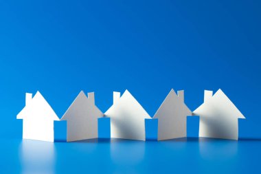 House dışarı-in kağıt üzerinde mavi arka plan kes.