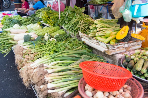 Čerstvá zelenina na prodej na trhu — Stock fotografie