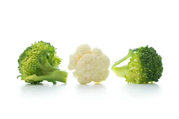 Brócoli y coliflor aislados sobre fondo blanco —  Fotos de Stock