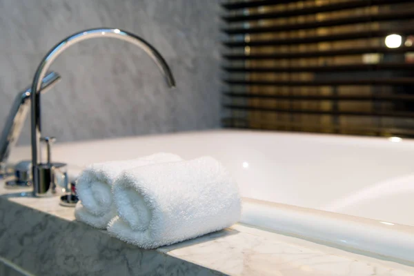 Koupelna ručník na bílé mramorové vany — Stock fotografie