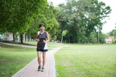 Kadın parkta koşu kıdemli önden görünümü