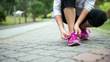 Jogging yapan onu Koşu Ayakkabı bağcıklarımı sıkın