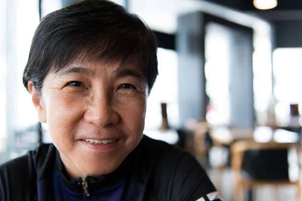Jersey Bisiklet kahve ile üst düzey Asyalı kadın — Stok fotoğraf