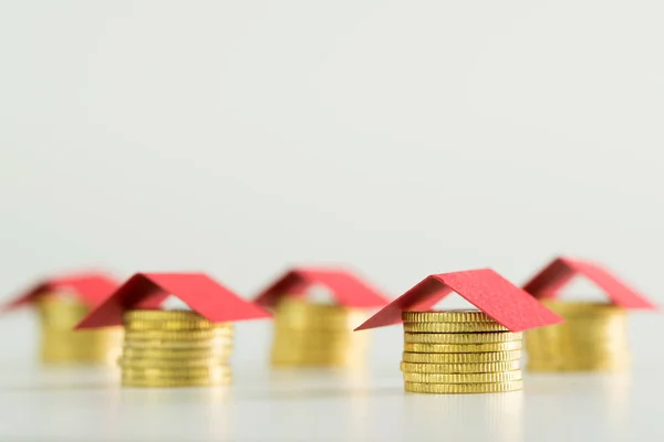 Maisons faites de pièces de monnaie et de toit de couleur rouge — Photo