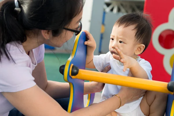 Asiatische Frau mit ihrem kleinen Jungen auf Spielplatz — Stockfoto
