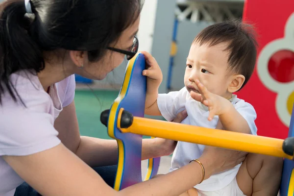 亚洲妇女与她的小男孩在操场上 — 图库照片