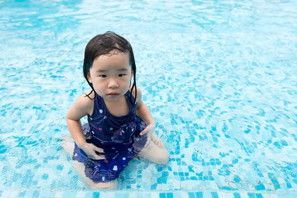 Asian little baby girl in swimming pool — Stock Photo, Image