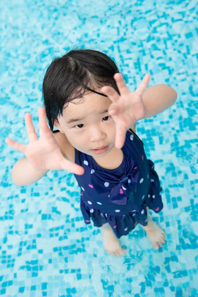 Asian little baby girl in swimming pool — Stock Photo, Image