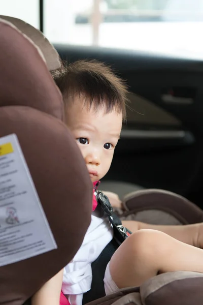 車の座席に座っているかわいい幼児少年の肖像画. — ストック写真