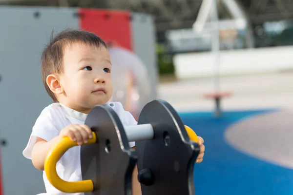 Liten toddler asiatiska pojke att ha kul på lekplatsen — Stockfoto