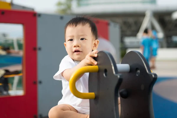 Маленький азиатский мальчик веселится на детской площадке — стоковое фото