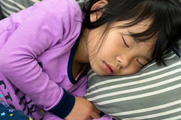 Klein aziatisch kind het nemen van dutje op bank — Stockfoto