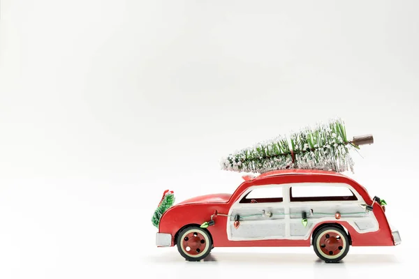 Маленький красный винтажный автомобиль с рождественской елкой на вершине — стоковое фото