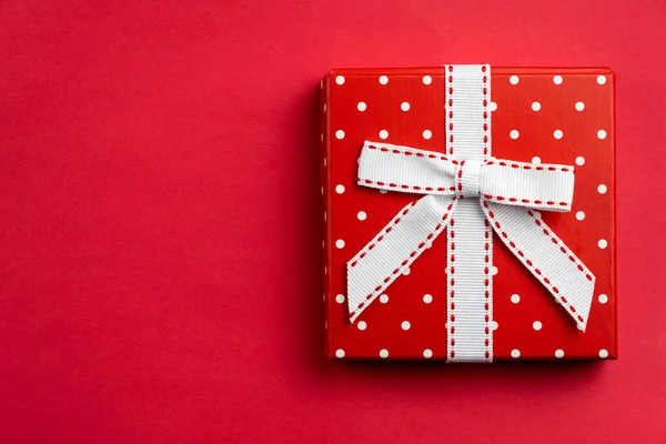 Flat lay red polka dots gift box — Stock Photo, Image