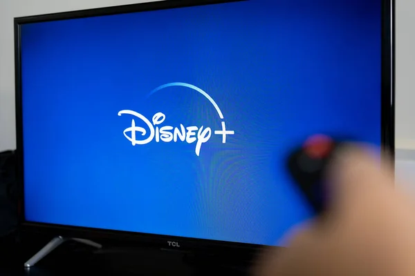 Online video streaming Disney plusz képernyő a TV-ben — Stock Fotó
