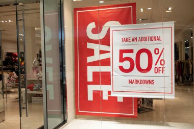 Mağazada Noel günü satışı tabelası