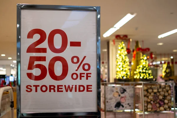Dia de Natal sinal de venda na loja de departamento — Fotografia de Stock
