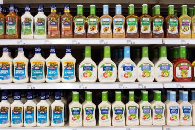 Süpermarket rafında salata sosu seçimi.