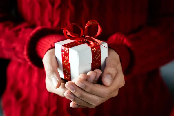 Feliz Navidad tema dando regalo — Foto de Stock