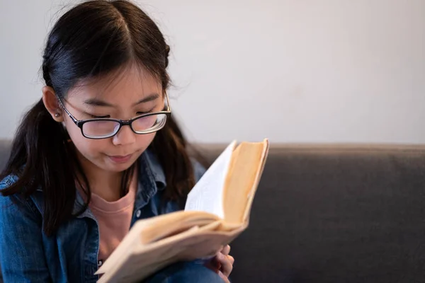 Ocio, educación y concepto de hogar — Foto de Stock