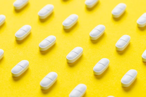 Vita receptbelagda piller för medicinsk eller medicin tema — Stockfoto