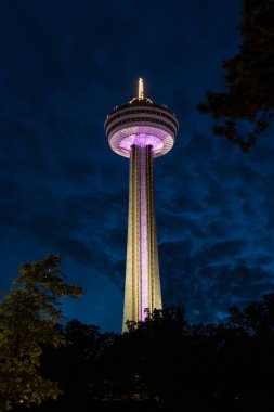Kanada 'daki Niagara Şelalesi' nde gece Skylon Kulesi