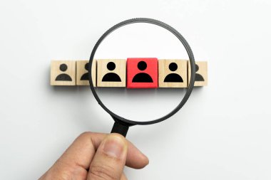 Büyüteç kullanarak yetenek ya da çalışan kavramsal arayışı