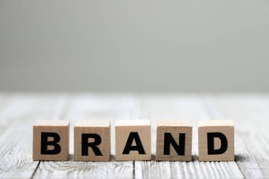 Ahşap blokta yazan damga kelimesi