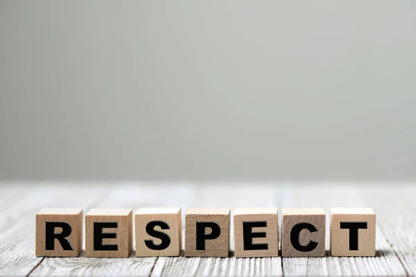 Слово RESPECT, написане на дерев'яному блоці — стокове фото
