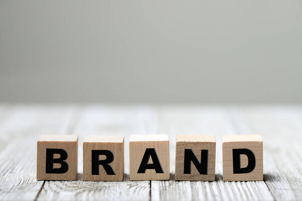 Торговое слово, написанное на деревянном блоке