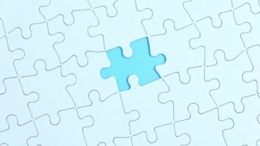 İş tasarımı için son parça beyaz bulmacayı elle tamamla