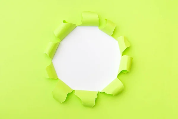 Papel verde claro con agujero rasgado en el fondo medio —  Fotos de Stock