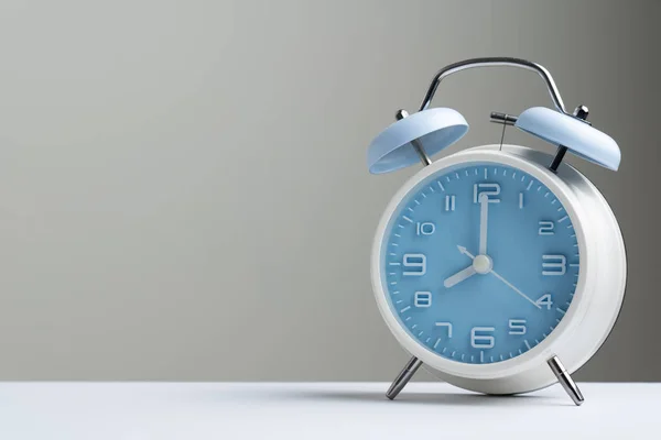 Reloj despertador clásico azul a las ocho en punto —  Fotos de Stock