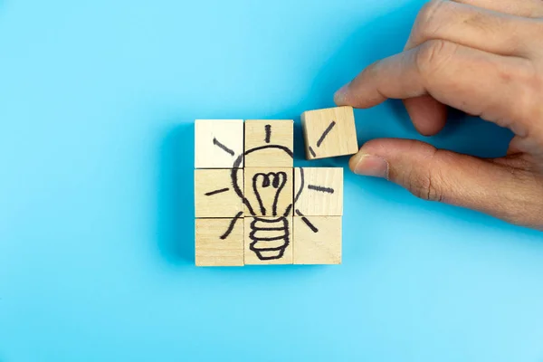 Criativa, inovar e ideia conceito usando lâmpada — Fotografia de Stock