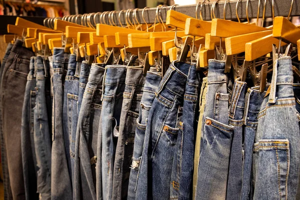 Moda niebieskie spodnie i dżinsy dżinsy na stojaku w sklepie odzieżowym. — Zdjęcie stockowe