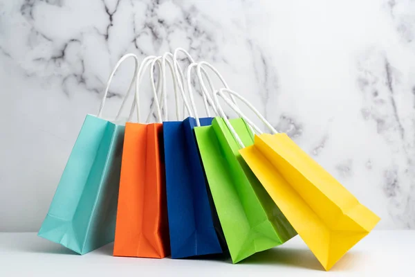 Barevné nákupní nebo dárkové tašky — Stock fotografie