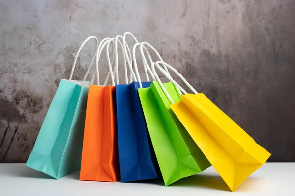 Compras coloridas o bolsas de regalo —  Fotos de Stock